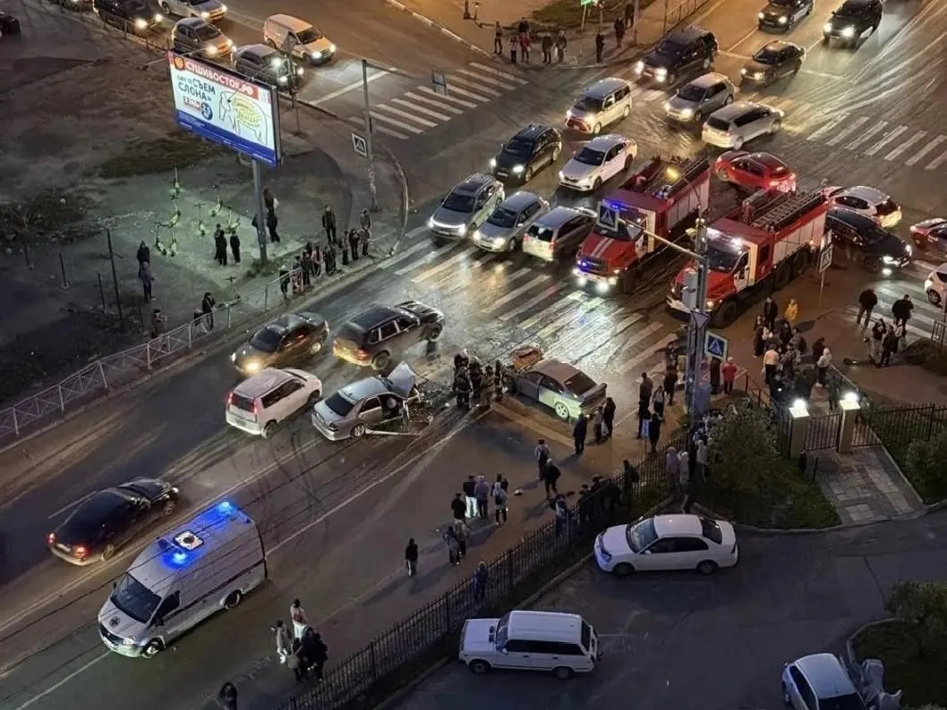 33-летний водитель Subaru Legacy выехал на встречку, проскочил на запрещающий сигнал светофора на регулируемом перекрёстке и столкнулся с Toyota Mark; оба водителя госпитализированы.