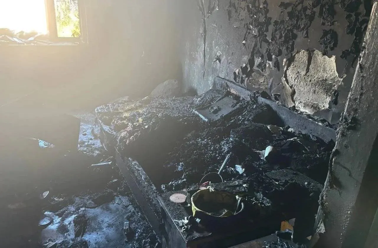 Пожар произошёл в квартире на восьмом этаже жилого дома на улице Большевистской. Погибли мужчина и женщина. Площадь возгорания — около 20 квадратных метров. Ведётся доследственная проверка.