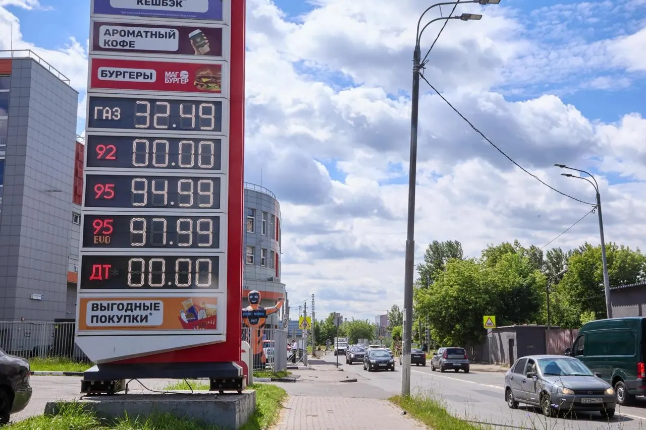 ФАС начала проверки цен на топливо: десятки дел возбуждены, регионы фиксируют значительный рост цен на бензин и дизель.