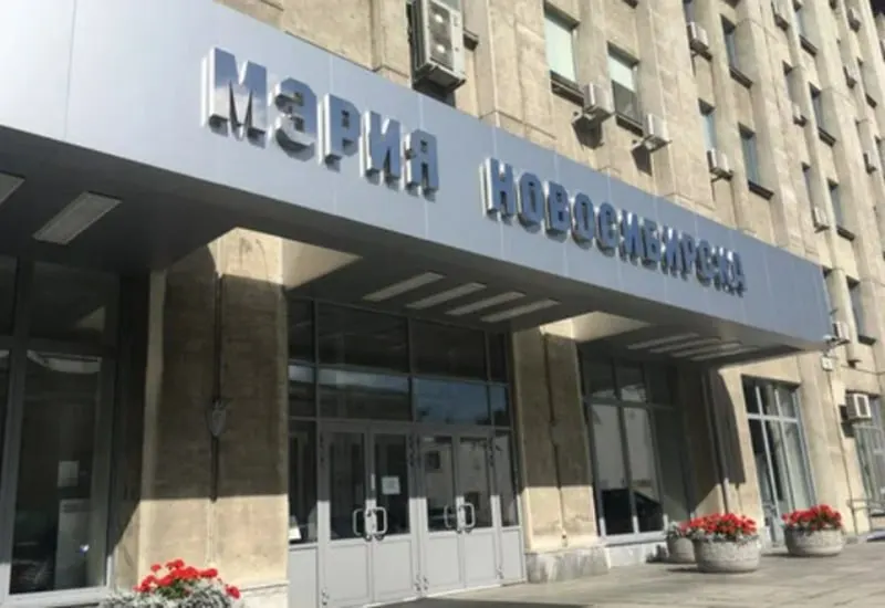 37-летний эксперт муниципального контроля качества дорог в Новосибирске Остап Козлов был застрелен в Дзержинском районе; расследование продолжается.