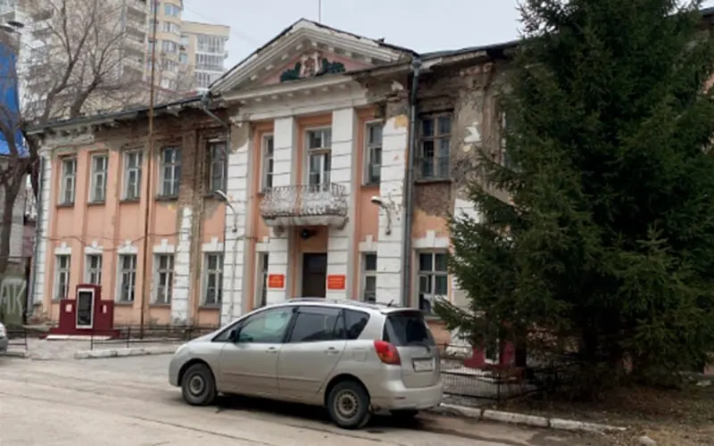 Здание на улице Трудовая, 13 выставлено на торги: начальная цена 49,4 млн рублей; площадь 839 кв. м, участок около 1,6 тыс. кв. м; объект построен в 1954 году и пустует с 2024 года.