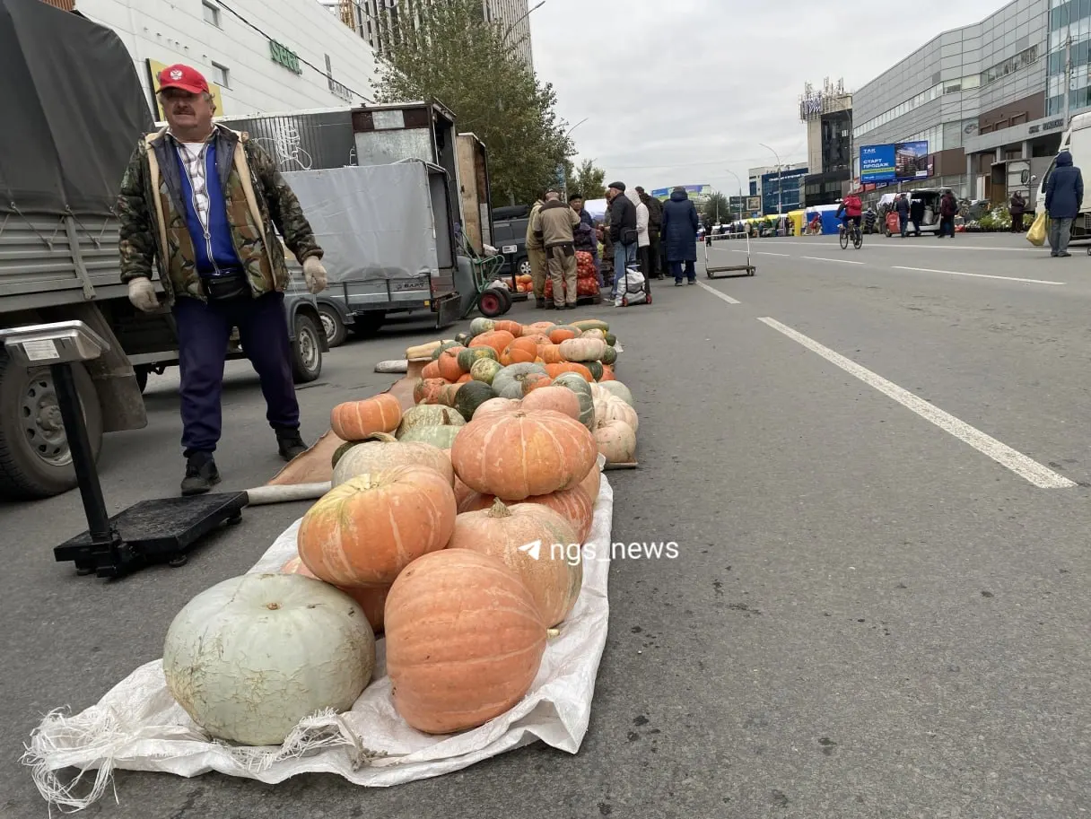 На ярмарке у площади Маркса можно купить овощи, дикоросы, декоративные растения и фермерские продукты; широкий выбор сушеных грибов, лесных ягод и орехов. Ярмарка работает до 16:00.