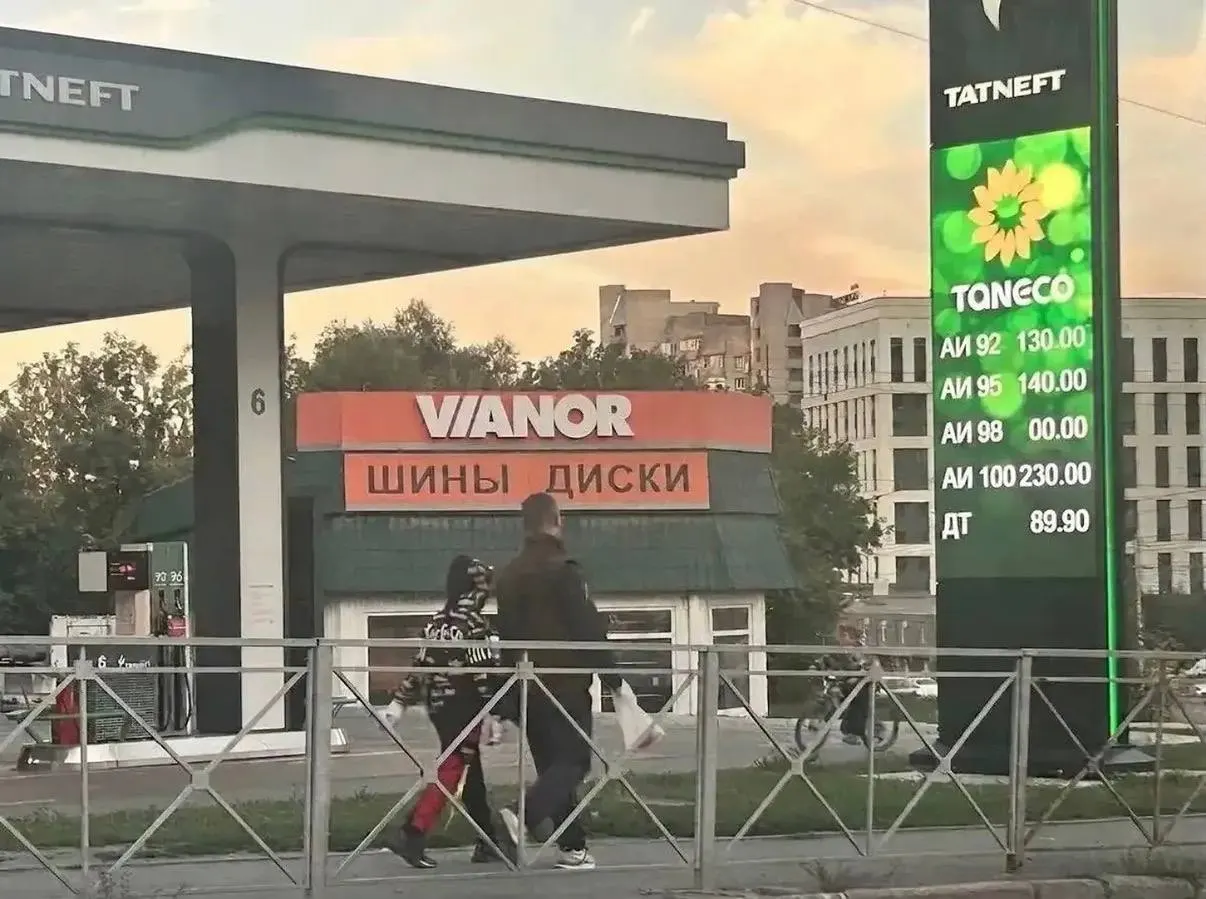 Рост цен на топливо зафиксирован в регионе: в Новосибирске АИ-100 продаётся около 230 ₽ за литр; инфляционные темпы и очереди на заправках наблюдаются и в соседних областях.