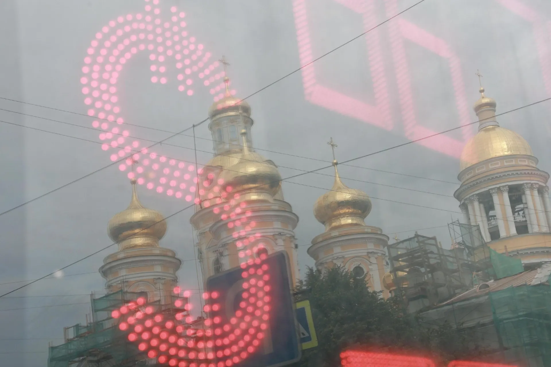 Рубль ослабел примерно на 25% к доллару за лето, в экономике нарастает дефицит иностранной валюты; аналитики обсуждают дальнейшие шаги валютного рынка.