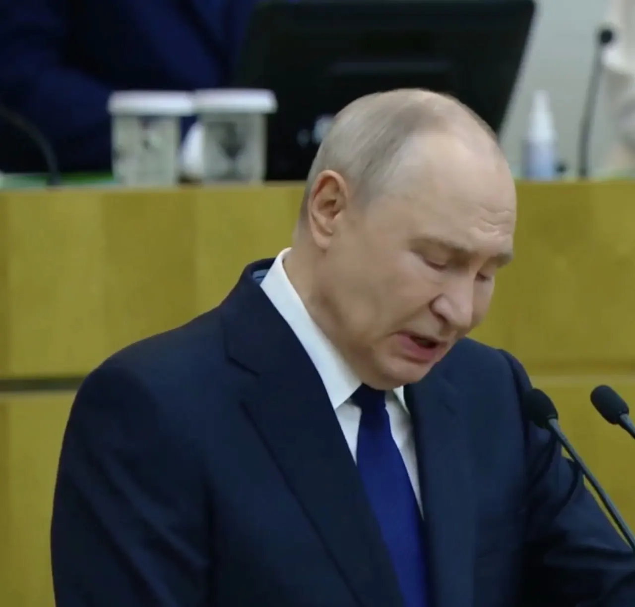 Во время выступления в Госдуме президент подчеркнул устойчивость экономики и курс на суверенитет, призвав поддержать армию и семьи военнослужащих.