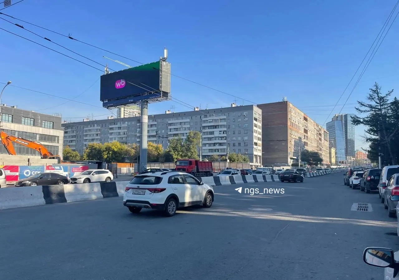 Движение по проспекту Димитрова восстановлено после временного закрытия; пешеходам ограничен доступ к тротуару на участке у перекрёстка с Вокзальной магистралью.