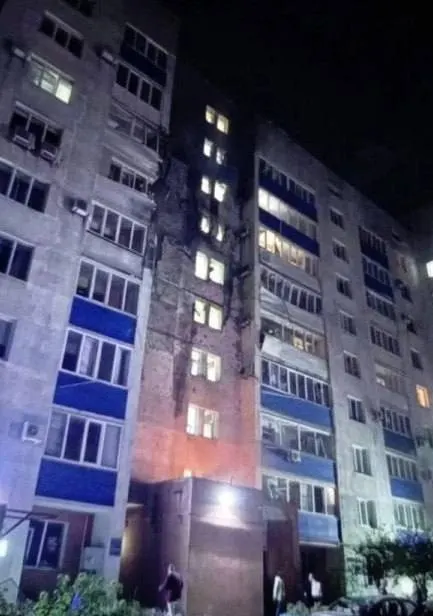 За ночь зафиксированы атаки беспилотников по регионам России; повреждены порт Усть-Луга и жилой дом, есть раненые и погибшие.