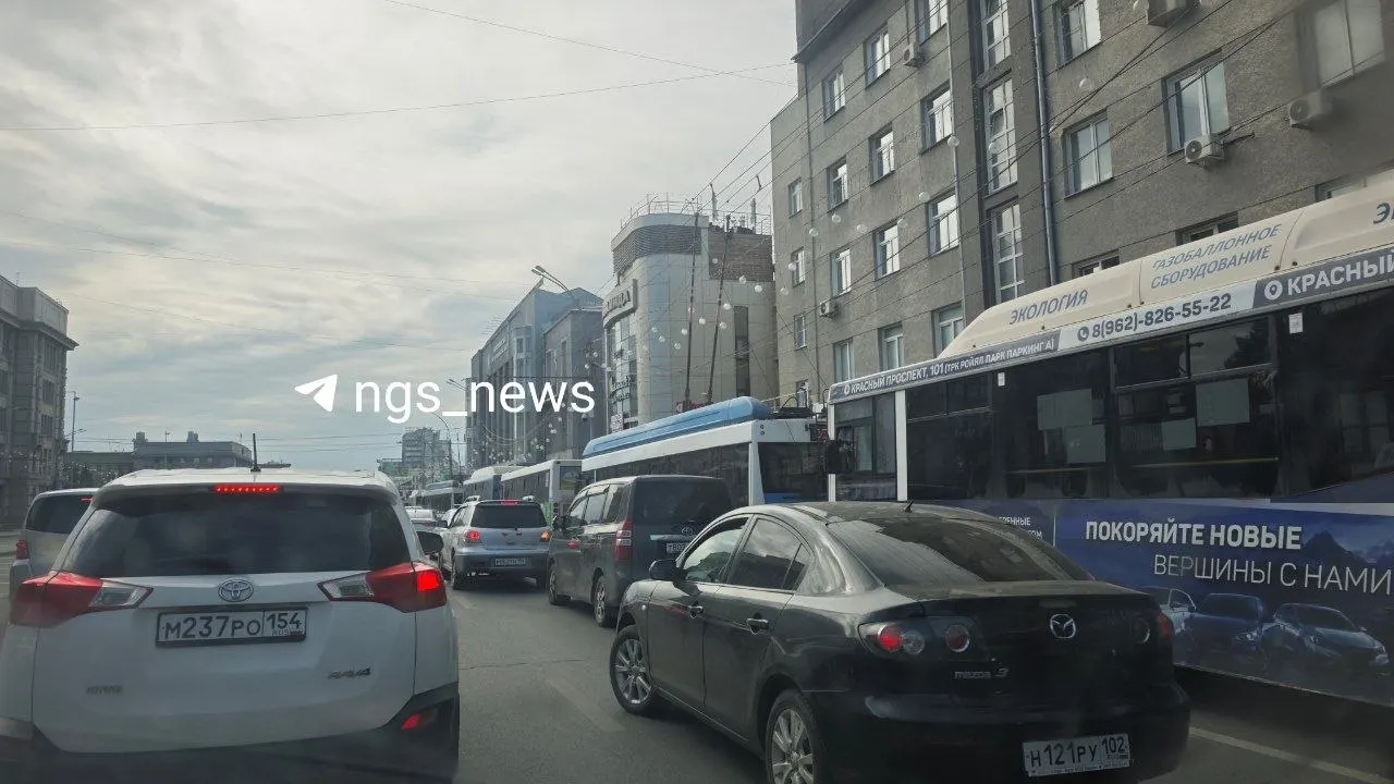 Движение в центре ограничено; на перекрёстках дежурят регулировщики. Сообщайте о задержках и делитесь местоположением, если застряли в пробке.