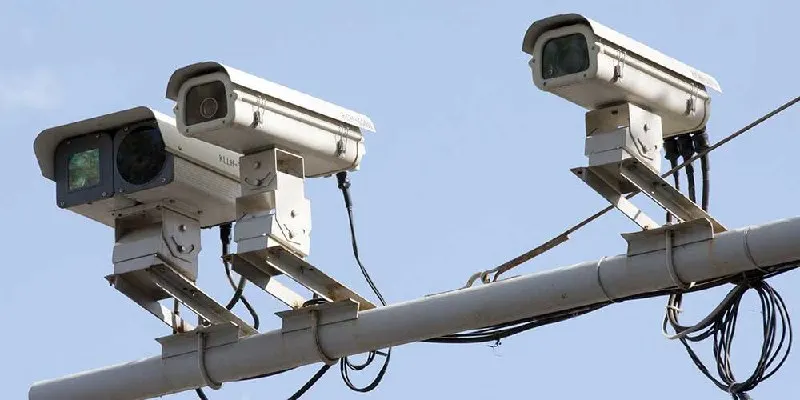 В Новосибирске запланирована установка 50 камер фиксации нарушений ПДД на общую сумму 128 млн рублей. Больше всего устройств появится в Ленинском и Кировском районах; средняя стоимость одной камеры — свыше 2,5 млн рублей. Деньги найдены на автоматизацию штрафов, несмотря на нехватку средств на дороги.