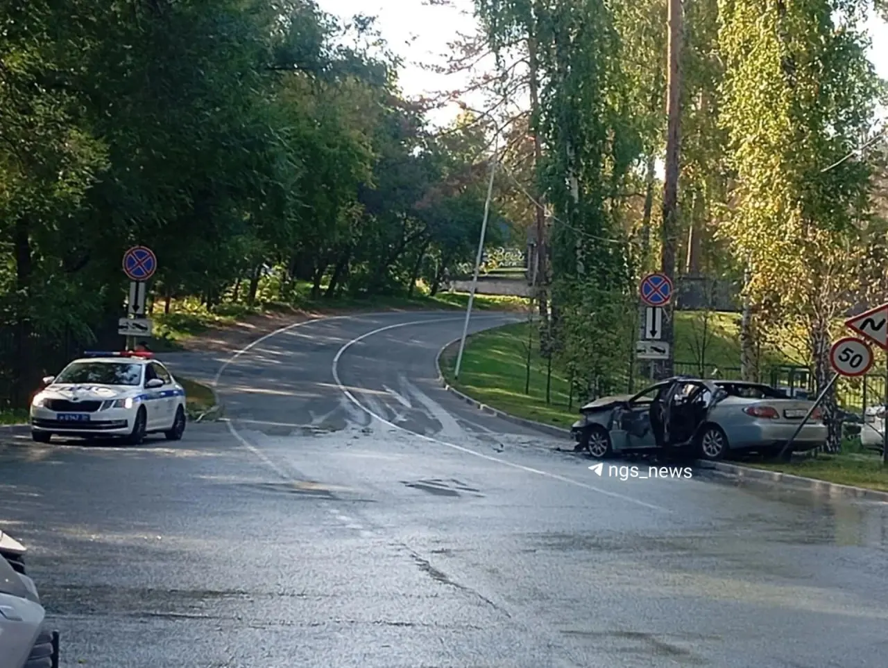 Легковой автомобиль загорелся и врезался в дерево; пострадавшая пассажирка доставлена в больницу.