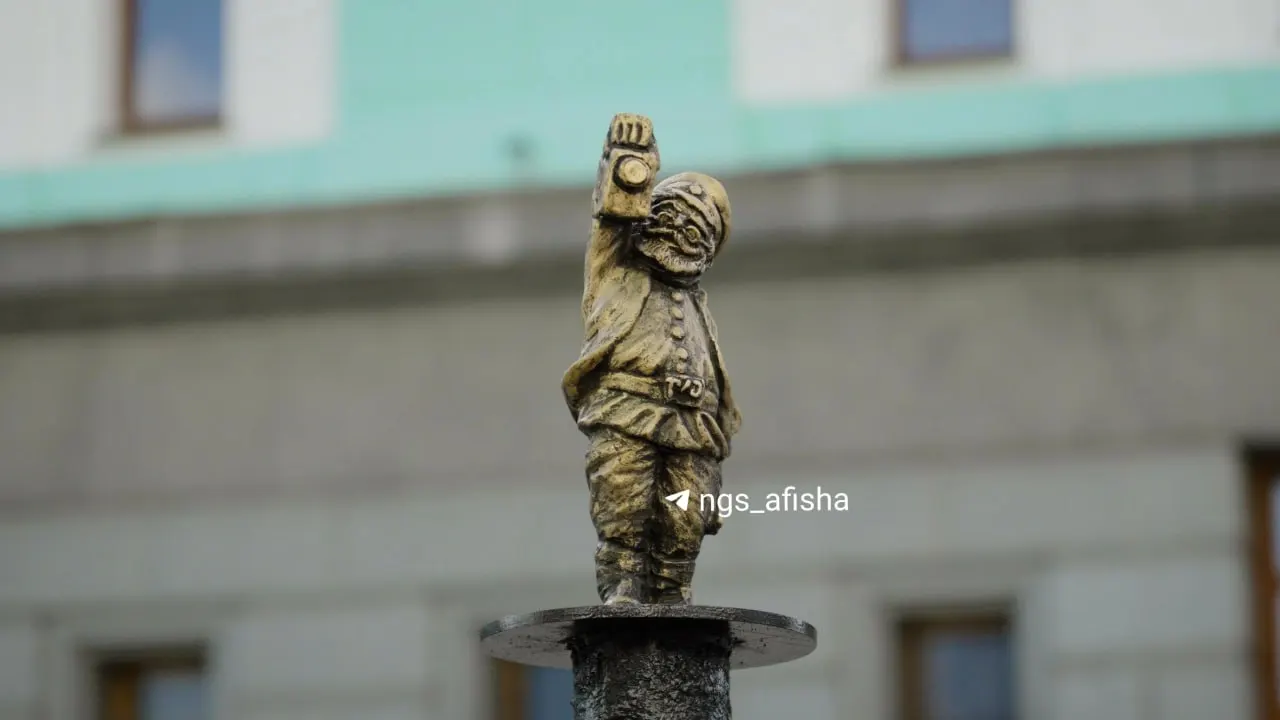 В Новосибирске появился новый городской символ удачи — фигурки Везунчика разных профессий; жители могут внести идеи для макета через специальный ящик.