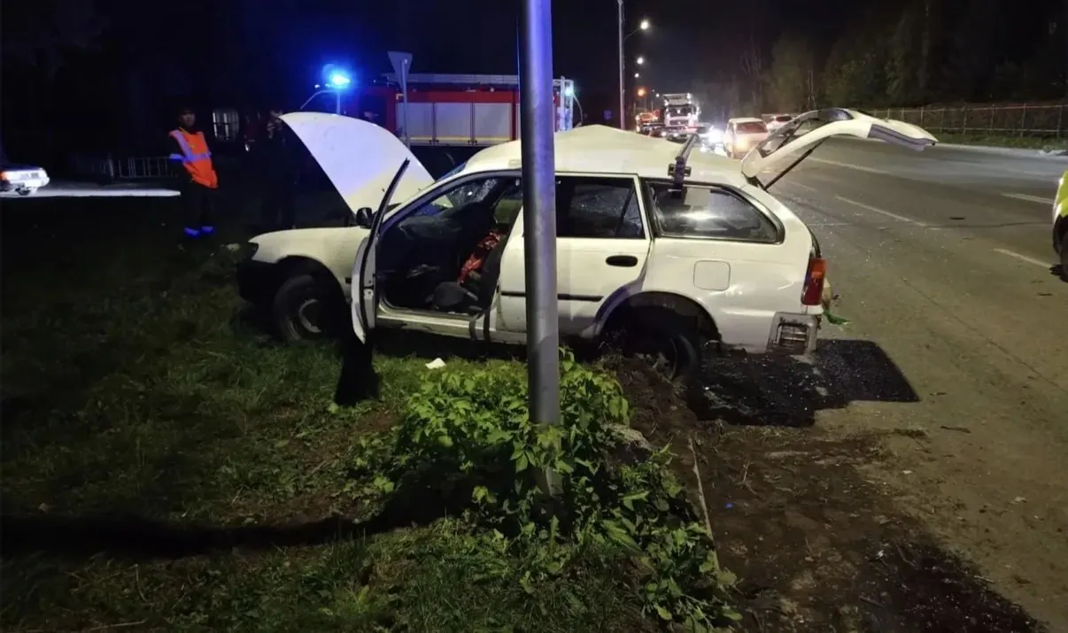 На ул. Первомайской в Новосибирске произошло столкновение между Toyota Corolla и Volkswagen Touareg; водитель 71 года погиб, его пассажирку доставили в больницу.