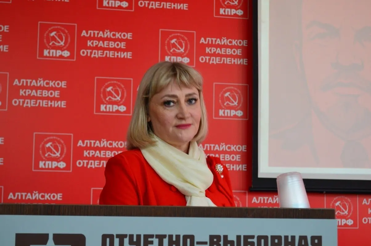 После апелляции суд отменил предыдущее решение об отмене регистрации и восстановил участие Людмилы Клюшниковой в выборах в Законодательное собрание Алтайского края.