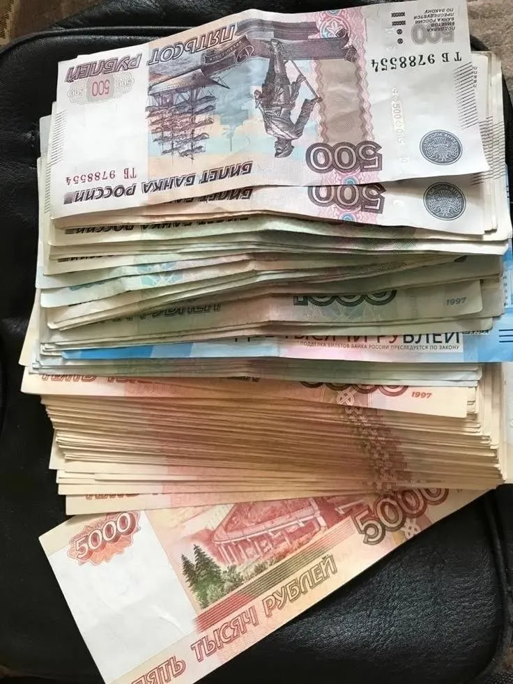 Депутаты предложили сделать годовую премию, которую часто называют 13-й зарплатой, обязательной для всех работников; на первом этапе — для работников бюджетной сферы.