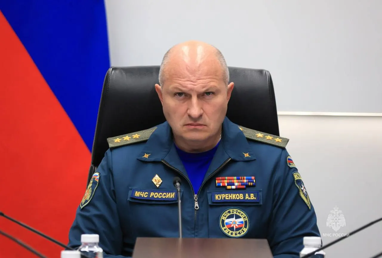 Министр по делам чрезвычайных ситуаций РФ прибыл в Новосибирск и планирует посетить подразделения регионального главка МЧС и открыть пожарную часть в Кольцово.