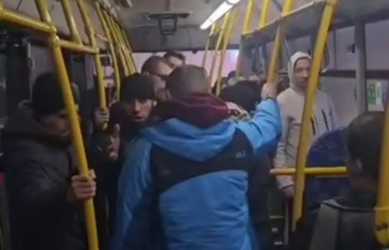 Следственный комитет возбудил уголовное дело по факту нападения на 19-летнюю девушку в троллейбусе Новосибирска.
