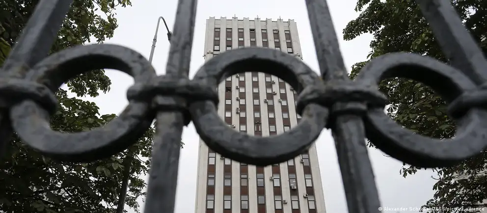 В списке — известные политики и бизнесмены, а также ряд россиян, подвергшихся мерам, включая запрет на оказание госуслуг и банковские операции.