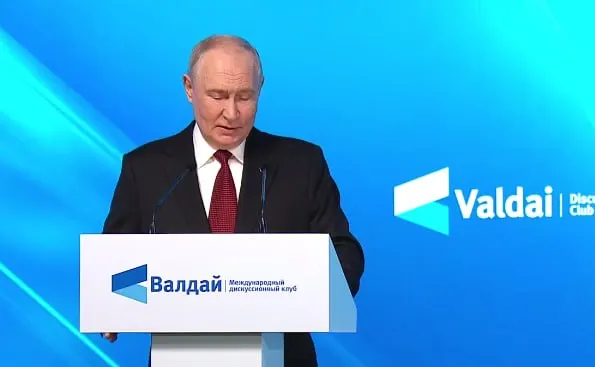 Президент РФ обозначил цели и причины операции, подчеркнул защиту страны и поиск мирных путей.