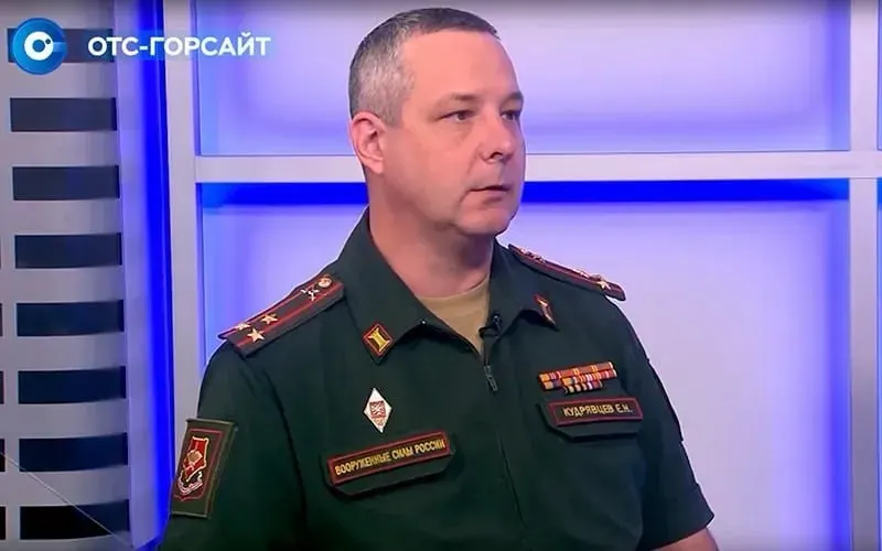 Новосибирский гарнизонный суд прекратил уголовное дело бывшего военного комиссара области; в регионе зафиксированы задержки выплат семьям погибших и попытки их ускорить.