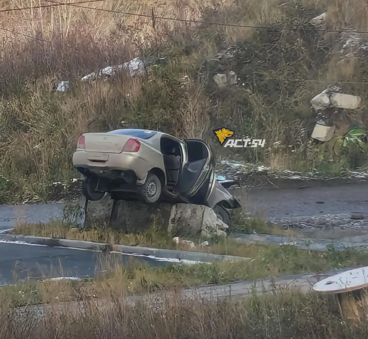 В Новосибирске водитель Toyota Platz на высокой скорости врезался в бетонный блок возле жилого комплекса «Акварельный»; кадры зафиксировали резкое движение по прямой.