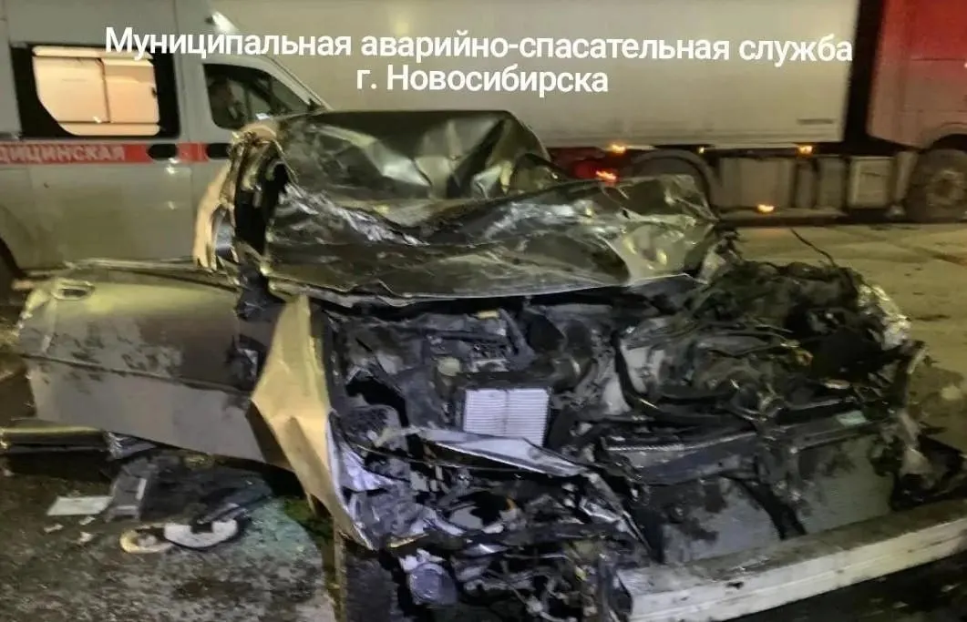 Грузовой DAF не уступил дорогу Subaru на перекрёстке у дома 35/11 на улице Петухова; удар повредил автомобили, водителя Subaru зажало в салоне, спасатели извлекали пострадавшего и передали его медикам.
