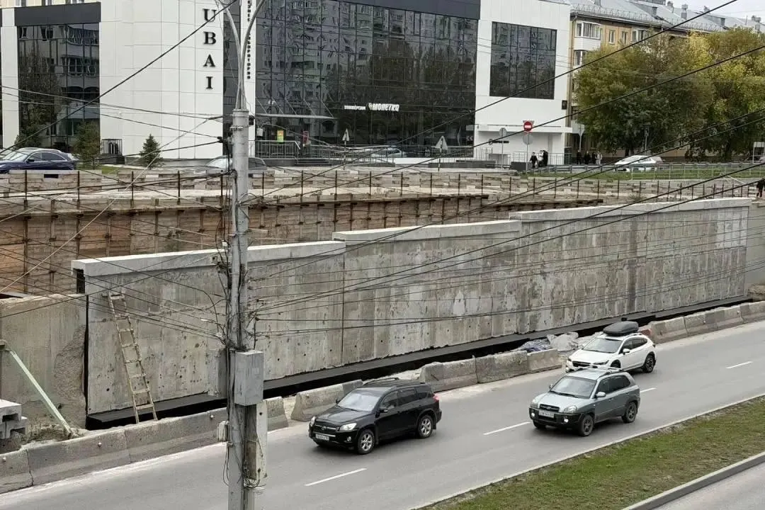 Монтаж новой подпорной стены завершён, засыпка котлована началась. По графику работы участок планируется сдать к концу декабря; контракт устанавливает срок на февраль 2027 года.