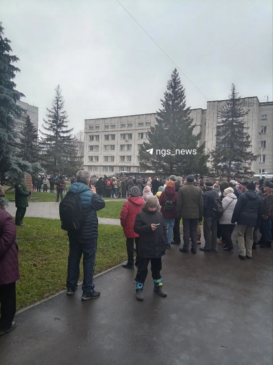 На улице Демакова в Нижней зоне Академгородка официально открыт сквер имени Александра Демакова.
