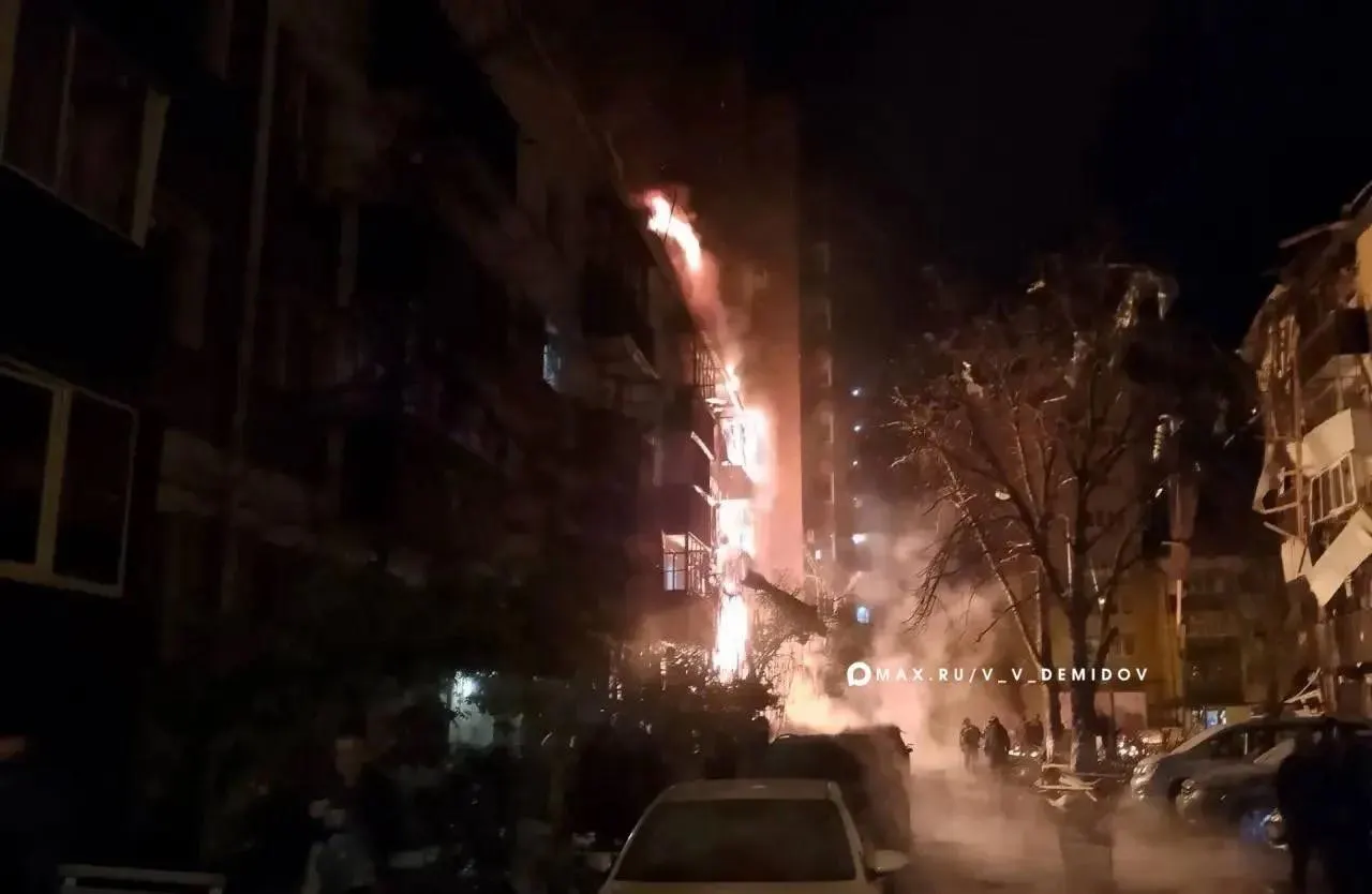 Пострадали мирные жители; погиб один человек. В ночной атаке зафиксированы пожары и повреждения, в том числе вблизи Белгородской области и других регионов.