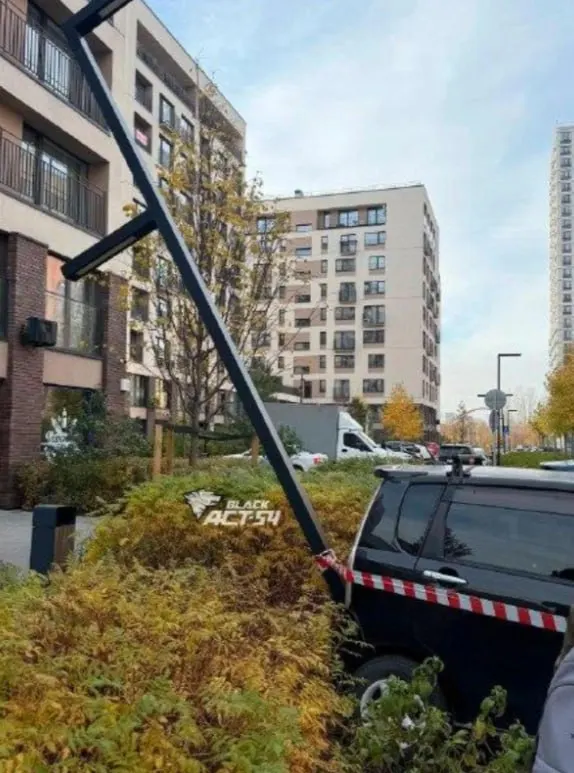Пикап трижды врезался в кей-кар на парковке возле дома на улице Большевистской, 132. По данным местных источников, утром на место приехала женщина, заявившая, что это месть её бывшего мужа.