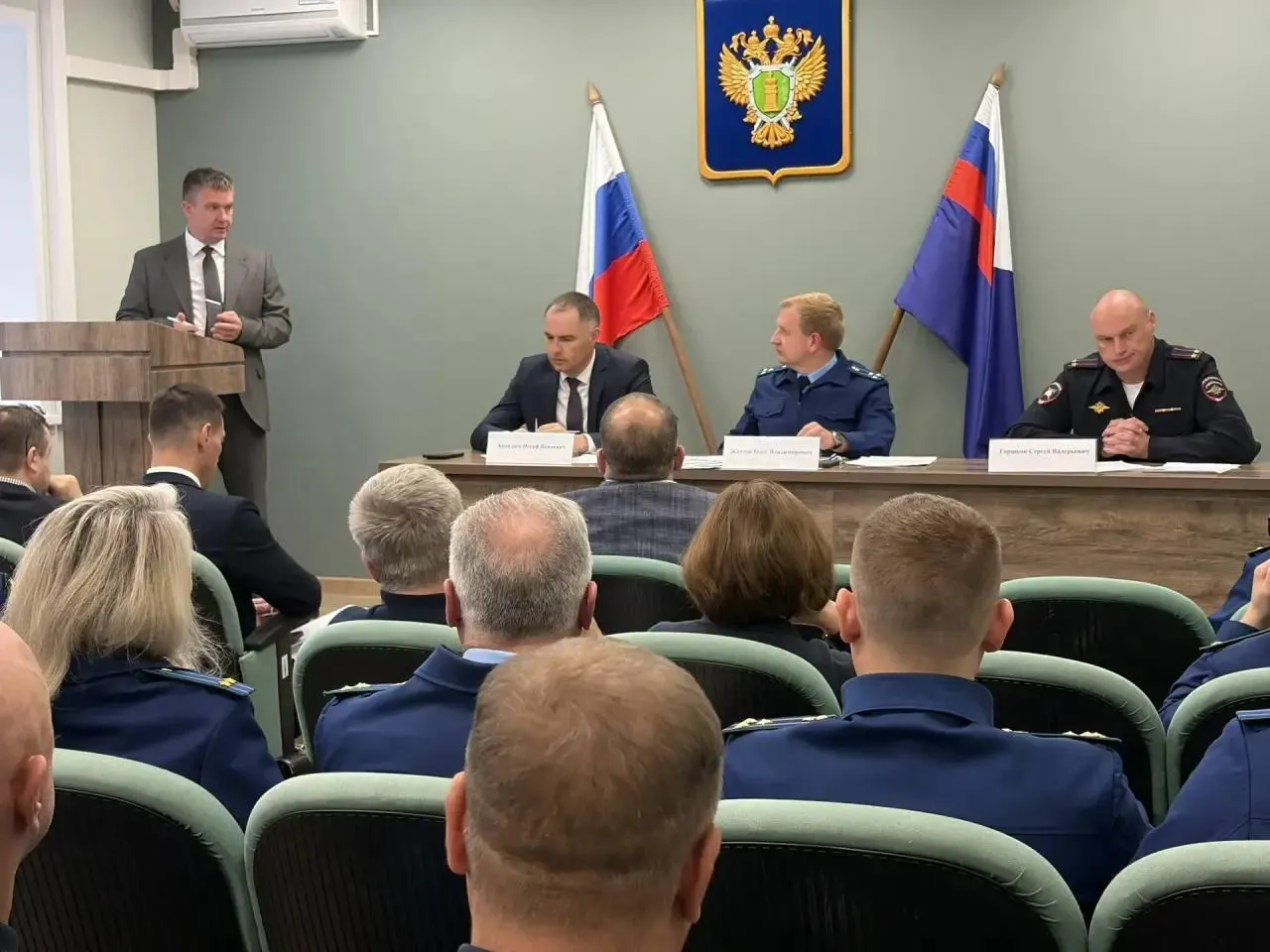 Прокуратура объявила предупреждение первому вице-мэру из‑за риска нарушений при зимнем содержании улиц, указывая на нехватку техники и износ автопарка.