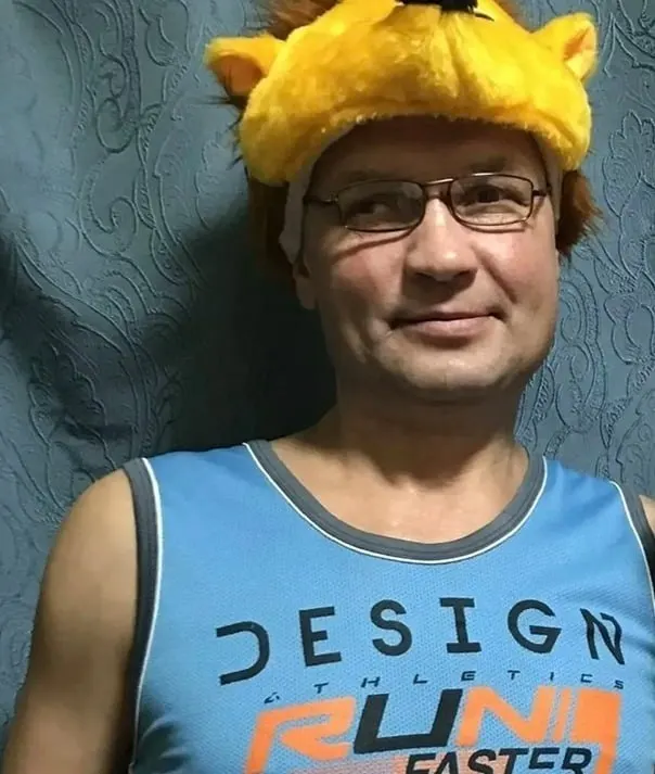 39-летний омич, воспитывающий троих несовершеннолетних детей, по приказу силовиков был задержан на остановке и отправлен на военную службу, несмотря на состояние здоровья и статус опекуна.